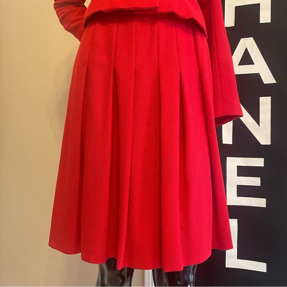 CHANEL red blazer
Vintage 1995 Dress skirt Set
Size S/XS US 2 FR34 preloved - Picture 6 of 15